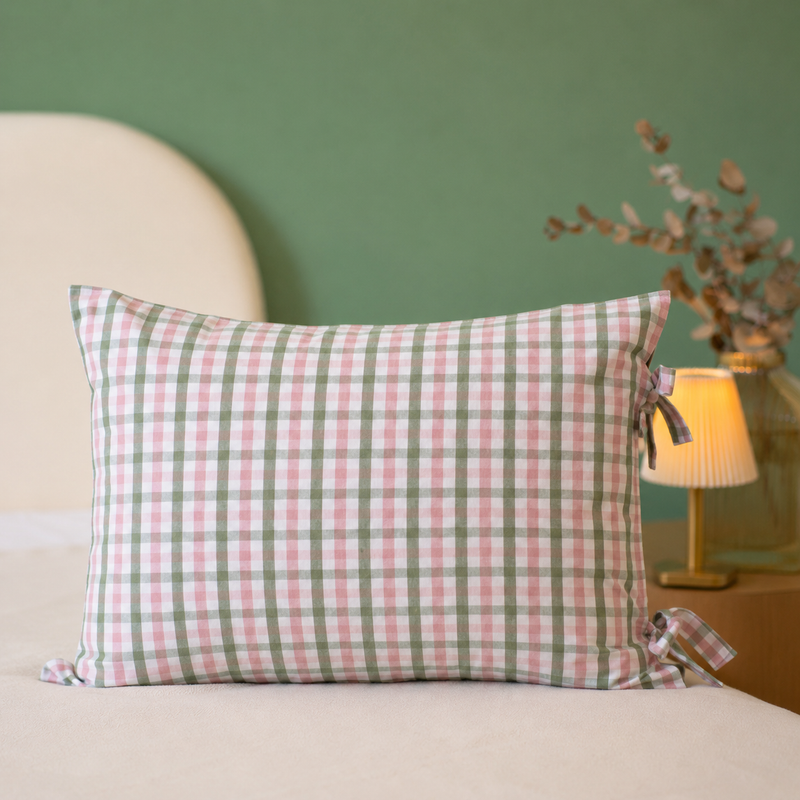 Fronha Farmhouse com Laços Avulsa | 1 unidade | 100% Algodão Xadrez Verde Oliva com Rosa 50cmx70cm