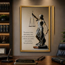 Quadro Decorativo Deusa da Justiça com Frase Jurídica | Moldura Dourada | 80x120 cm | Escritório de Advocacia