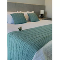 Kit Peseira Tricot Trança Premium para Cama Queen e King + 2 Capas de Almofada Decorativas