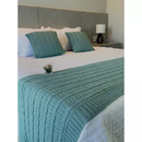 Kit Peseira Tricot Trança Premium para Cama Queen e King + 2 Capas de Almofada Decorativas
