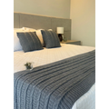 Kit Peseira Tricot Trança Premium para Cama Queen e King + 2 Capas de Almofada Decorativas