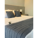 Kit Peseira Tricot Trança Premium para Cama Queen e King + 2 Capas de Almofada Decorativas