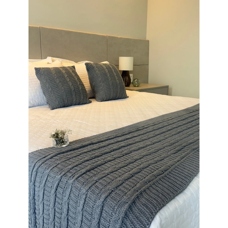 Kit Peseira Tricot Trança Premium para Cama Queen e King + 2 Capas de Almofada Decorativas