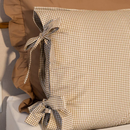 Fronha Decorativa Farmhouse Xadrez Bege com Laço – 100% Algodão | Unidade