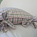 Fronha Farmhouse com Laços Avulsa | 1 unidade | 100% Algodão Xadrez Verde Oliva com Rosa 50cmx70cm
