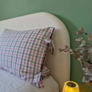 Fronha Farmhouse com Laços Avulsa | 1 unidade | 100% Algodão Xadrez Verde Oliva com Rosa 50cmx70cm